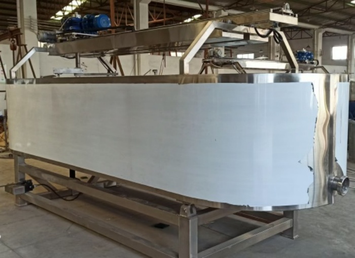 公司新增奶酪制作設(shè)備—不銹鋼奶酪槽、奶油摔打機(jī)